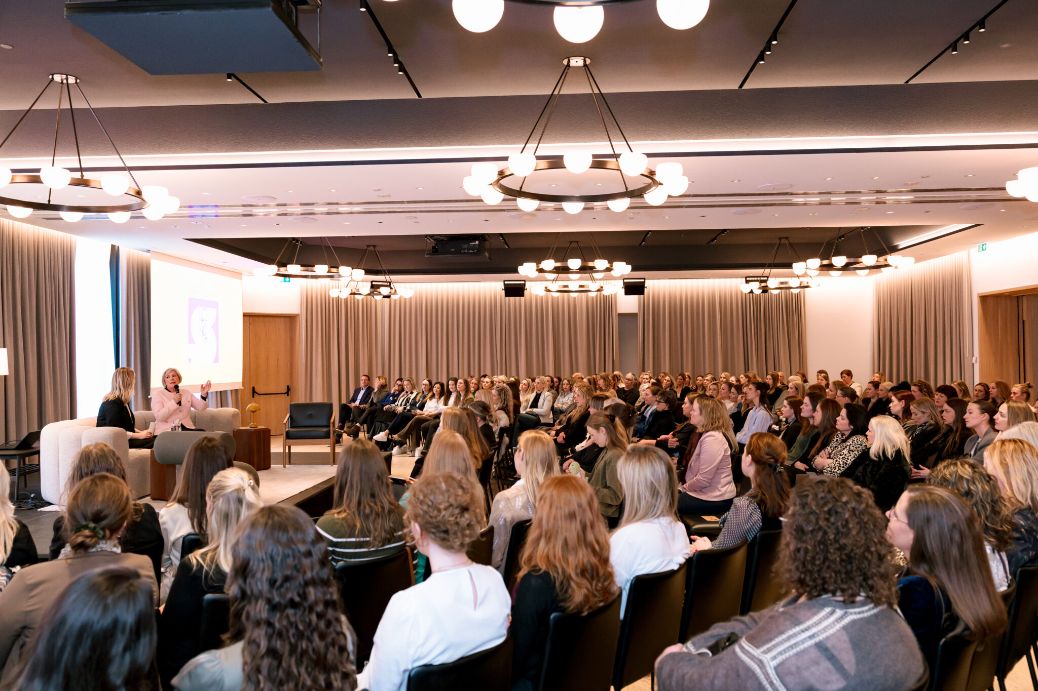 Fullt út úr dyrum