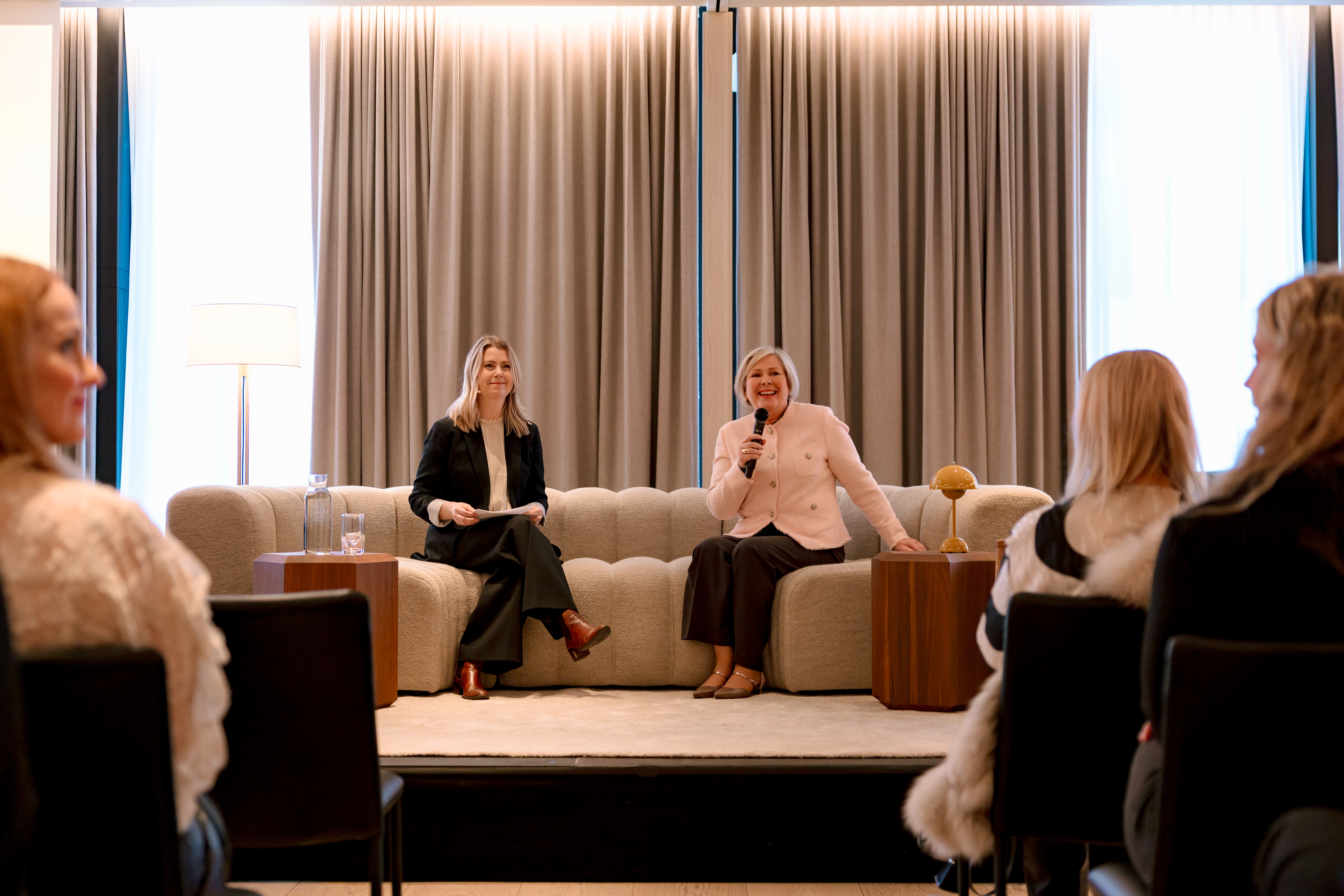 Marta Rós Karlsdóttir og frú Halla Tómasdóttir í sófaspjalli